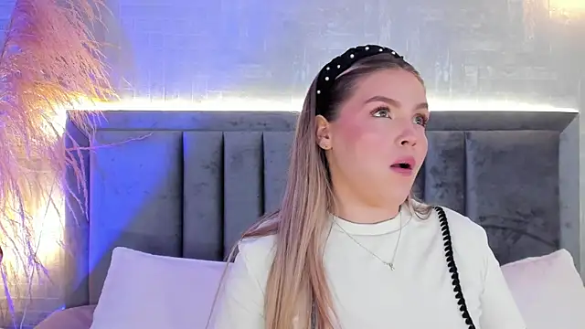 Snapshot of GaiaBaker chatting on October 20, 2025, 2:06 pm GaiaBaker online show from October 20, 2025, 2:06 pm