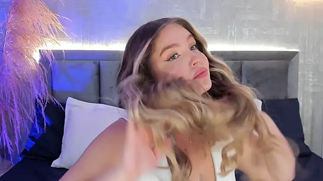 Snapshot of GaiaBaker chatting on October 29, 2025, 1:35 pm GaiaBaker online show from October 29, 2025, 1:35 pm