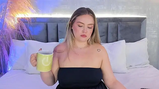 Snapshot of GaiaBaker chatting on November 9, 2025, 3:43 pm GaiaBaker online show from November 9, 2025, 3:43 pm