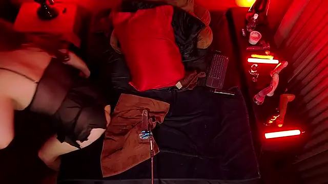 Snapshot of jennStarCD chatting on December 22, 2024, 8:58 pm jennStarCD online show from December 22, 2024, 8:58 pm