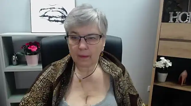 Snapshot of IrisDream chatting on January 17, 2025, 10:11 am IrisDream online show from January 17, 2025, 10:11 am