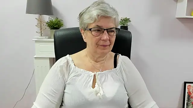 IrisDream online show from June 18, 2026, 6:13 am
