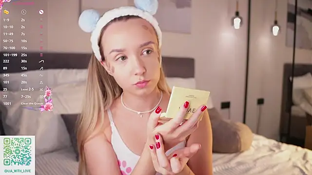 HollisBeckett online show from October 12, 2025, 2:10 am