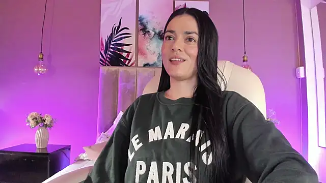 BellaClaiir online show from November 4, 2025, 3:00 pm