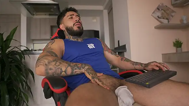 LeoSalvatore  online show from October 10, 2025, 3:55 pm