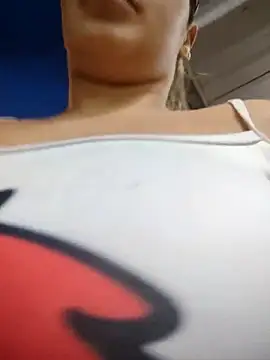 LaurenWelly  online show from November 19, 2025, 11:05 pm