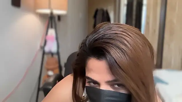 Hotty-Sana online show from April 15, 2026, 5:25 am