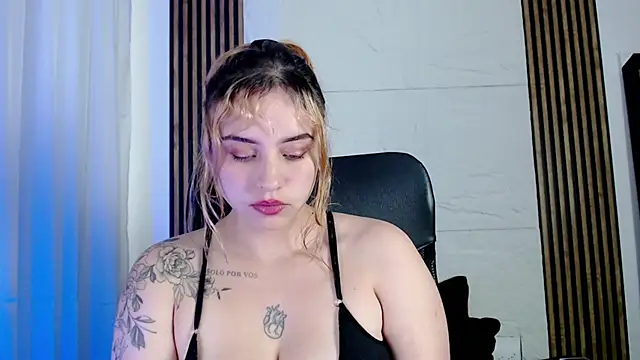 Snapshot of Paris_bby chatting on January 8, 2025, 2:46 am Paris bby online show from January 8, 2025, 2:46 am