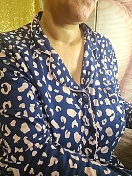 Snapshot of Foxlady2271 chatting on February 14, 2025, 8:21 am Foxlady2271 online show from February 14, 2025, 8:21 am