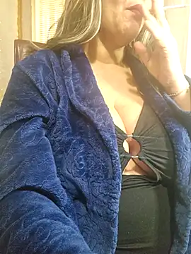 Snapshot of Foxlady2271 chatting on February 28, 2025, 6:20 pm Foxlady2271 online show from February 28, 2025, 6:20 pm