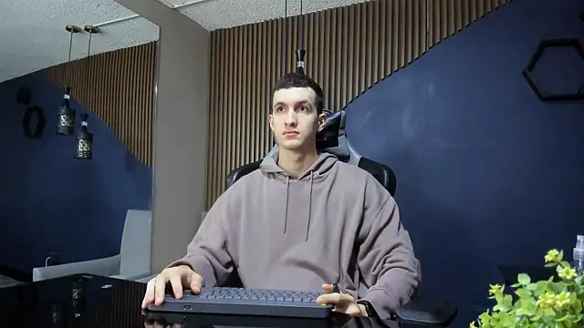 JacksonOlsenn online show from February 12, 2025, 12:12 pm