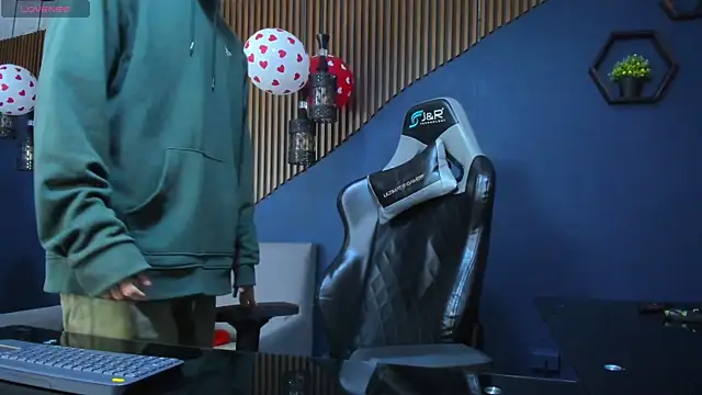 JacksonOlsenn online show from February 18, 2025, 12:06 pm