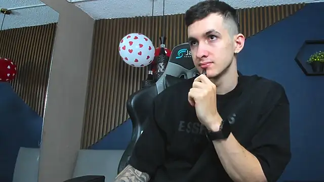 JacksonOlsenn online show from February 21, 2025, 12:06 pm