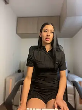 maddy bronw  online show from December 21, 2024, 9:04 pm