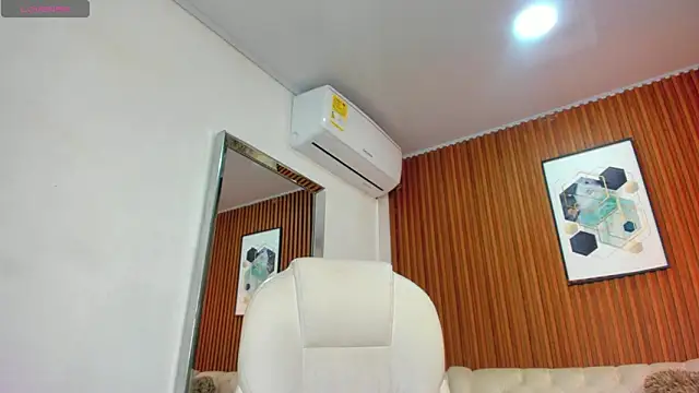 RoxannaHanson online show from December 4, 2024, 4:10 am