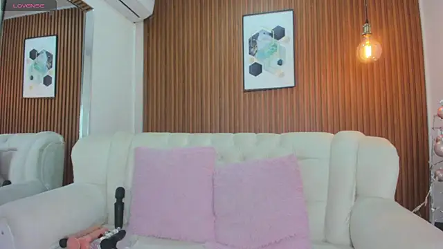 RoxannaHanson online show from December 11, 2024, 4:49 am