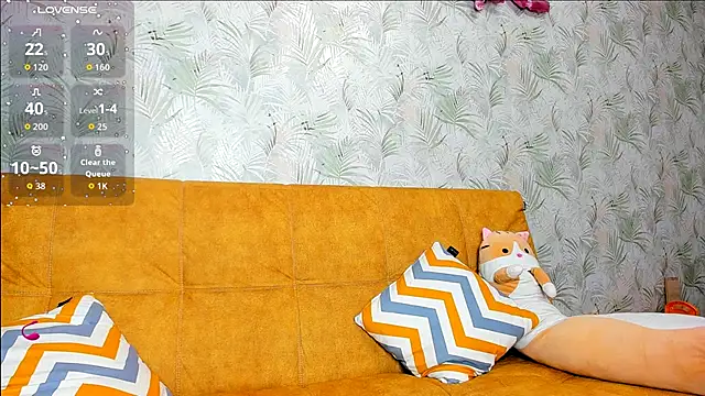 Snapshot of LuxieDelight chatting on November 3, 2025, 6:36 am LuxieDelight online show from November 3, 2025, 6:36 am