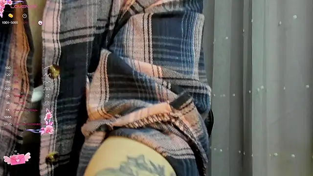 Snapshot of Victoria_Di chatting on October 24, 2025, 11:17 am Victoria Di online show from October 24, 2025, 11:17 am