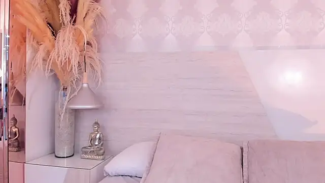 IvannaAnggel online show from June 1, 2026, 1:24 pm