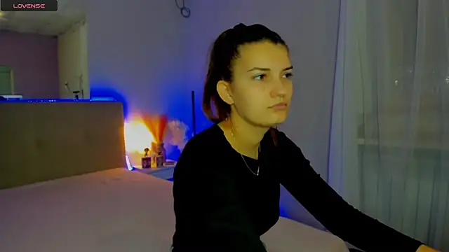 Laura Leee online show from November 11, 2025, 6:13 am