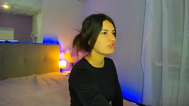 Laura Leee online show from November 20, 2025, 5:51 am