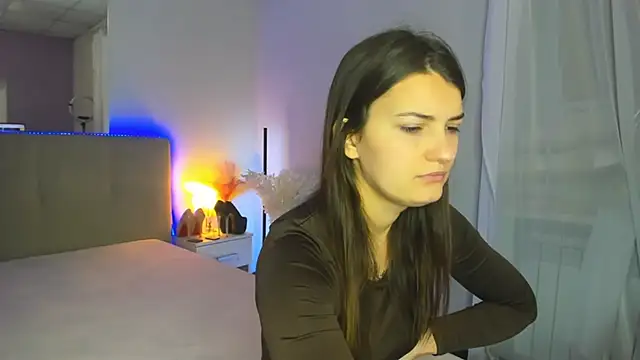 Laura Leee online show from December 5, 2025, 6:11 am