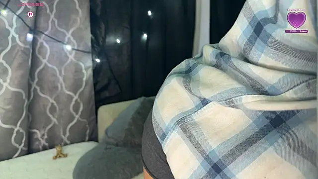 Snapshot of VeronicaRonnieTaylor chatting on October 11, 2025, 9:13 pm VeronicaRonnieTaylor online show from October 11, 2025, 9:13 pm