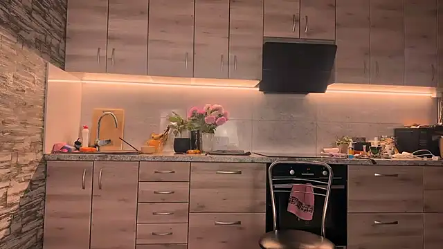 Snapshot of ___art chatting on September 19, 2025, 5:24 pm art online show from September 19, 2025, 5:24 pm