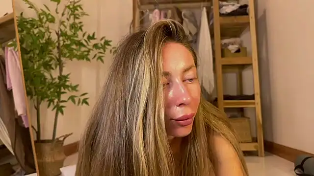 Snapshot of ___art chatting on October 28, 2025, 2:31 pm art online show from October 28, 2025, 2:31 pm