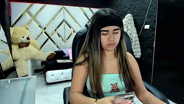 NahomiConnor  online show from December 18, 2025, 12:44 pm