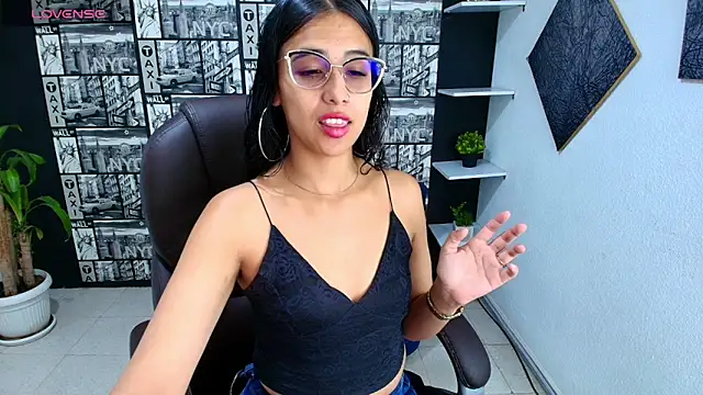 Snapshot of PaolaMendez_ chatting on September 19, 2025, 12:17 pm PaolaMendez online show from September 19, 2025, 12:17 pm