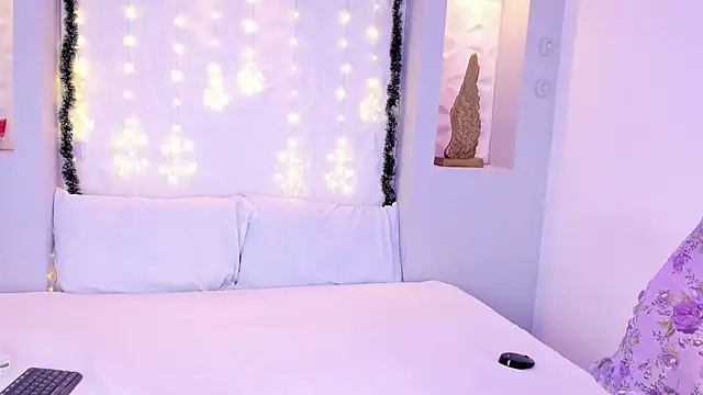 EmilyRouss  online show from December 3, 2025, 7:12 pm