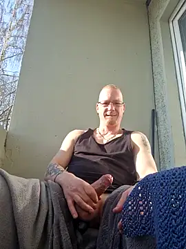 Snapshot of Maiki82 chatting on March 21, 2025, 8:28 am Maiki82 online show from March 21, 2025, 8:28 am