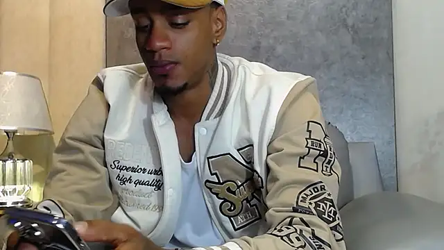 Snapshot of AaronCruz_ chatting on November 5, 2025, 9:26 pm AaronCruz online show from November 5, 2025, 9:26 pm