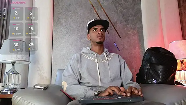 Snapshot of AaronCruz_ chatting on November 7, 2025, 4:18 pm AaronCruz online show from November 7, 2025, 4:18 pm