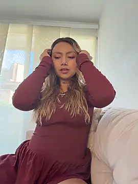 amanda-medrano1 online show from May 20, 2026, 3:29 pm