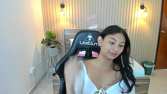 Snapshot of melody_flowers chatting on March 20, 2025, 12:32 pm melody flowers online show from March 20, 2025, 12:32 pm