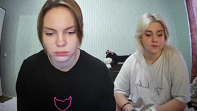 Snapshot of ChrisGirls chatting on March 4, 2025, 10:57 am ChrisGirls online show from March 4, 2025, 10:57 am
