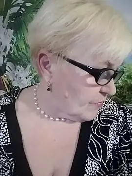 VioletSweet566 online show from December 12, 2024, 8:32 pm