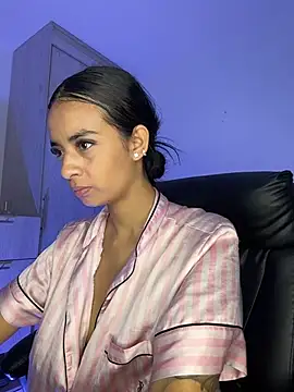 Laura fernandezII online show from April 17, 2026, 2:47 am