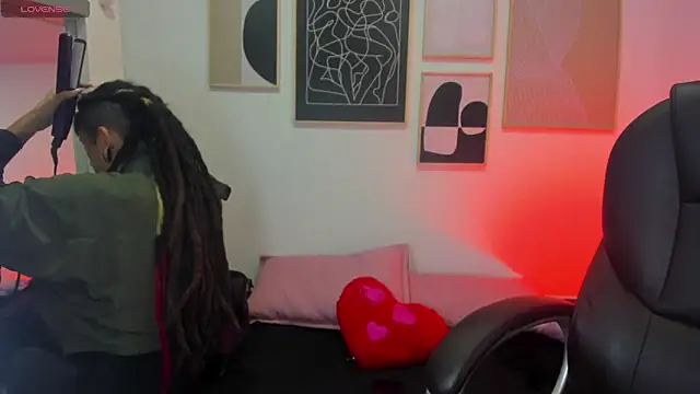  sharlotte777 online show from April 7, 2026, 1:55 pm