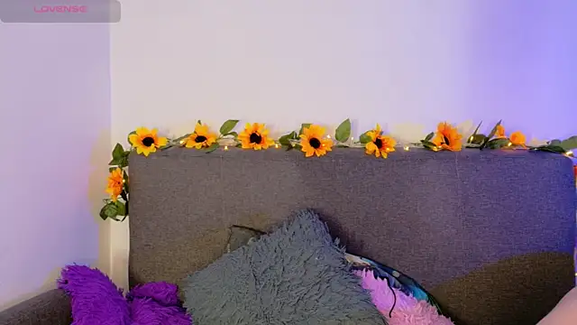 lunitaa0 online show from March 13, 2026, 4:08 am