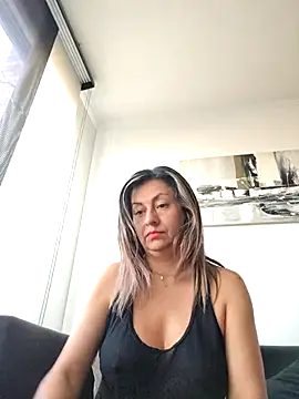 Latiinvenushot online show from February 28, 2026, 11:55 am