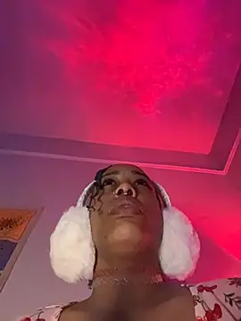 loveluna8 online show from December 16, 2025, 9:36 am