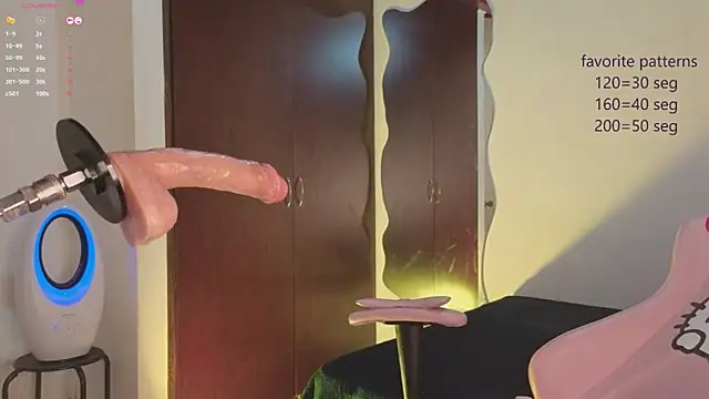 Snapshot of kitty_21 chatting on December 12, 2024, 8:10 pm kitty 21 online show from December 12, 2024, 8:10 pm