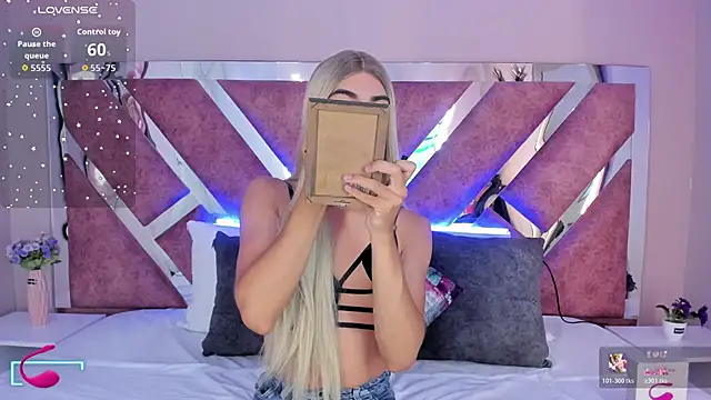 Snapshot of MaxiRogers chatting on November 8, 2025, 11:43 am MaxiRogers online show from November 8, 2025, 11:43 am