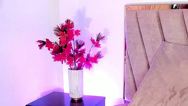 HollyHudsonn online show from December 4, 2024, 3:32 pm