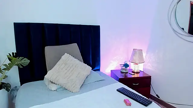 HollyHudsonn online show from December 17, 2024, 12:00 pm