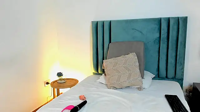 HollyHudsonn online show from December 20, 2024, 11:54 am