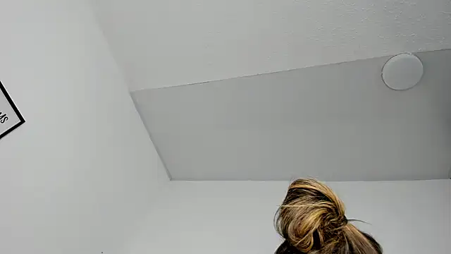 Lizz Luna online show from October 21, 2025, 3:35 pm